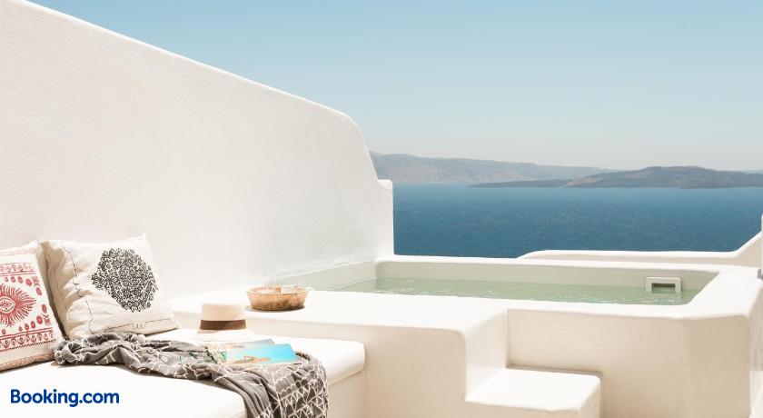 booking-1070793944-378337135-916321 Armenaki Santorini