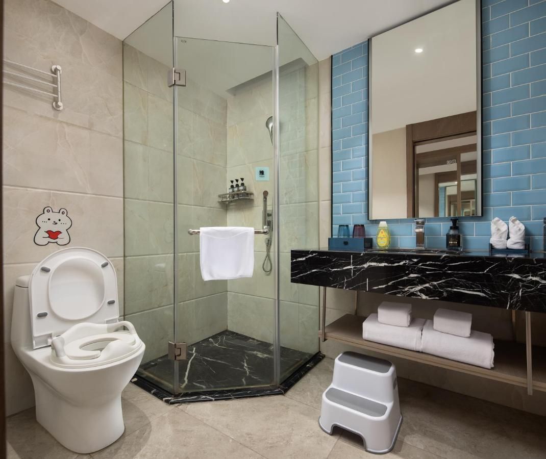 Anya Hotel -Next to Jiefang West Bar Street 2 minutes to the subway station free coffee free laundry free gym, huge windows