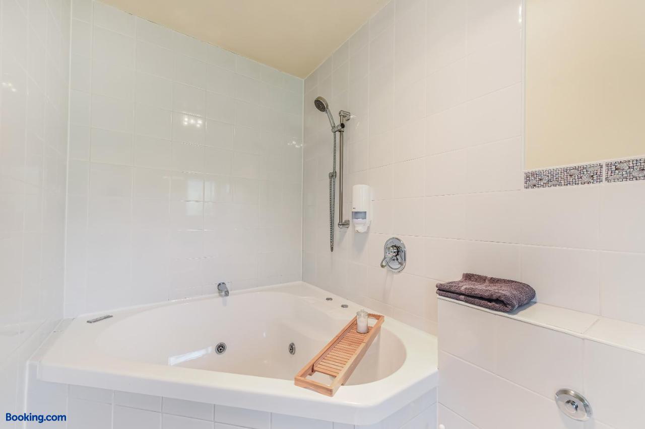 booking-301816-659448762-090986 Boutique Motel