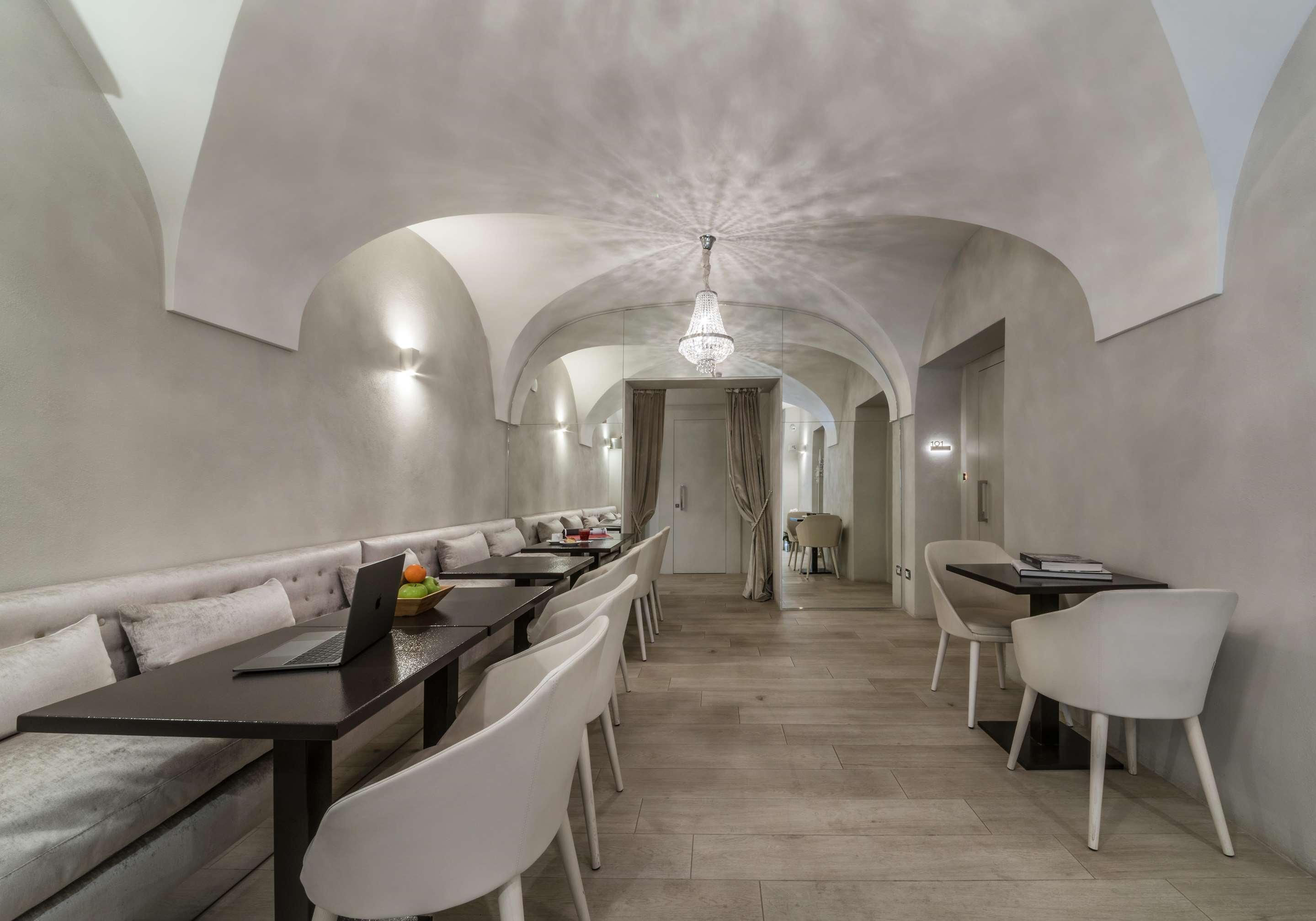 ice-143369-72108841_3XL-519546 Terrace Pantheon Relais
