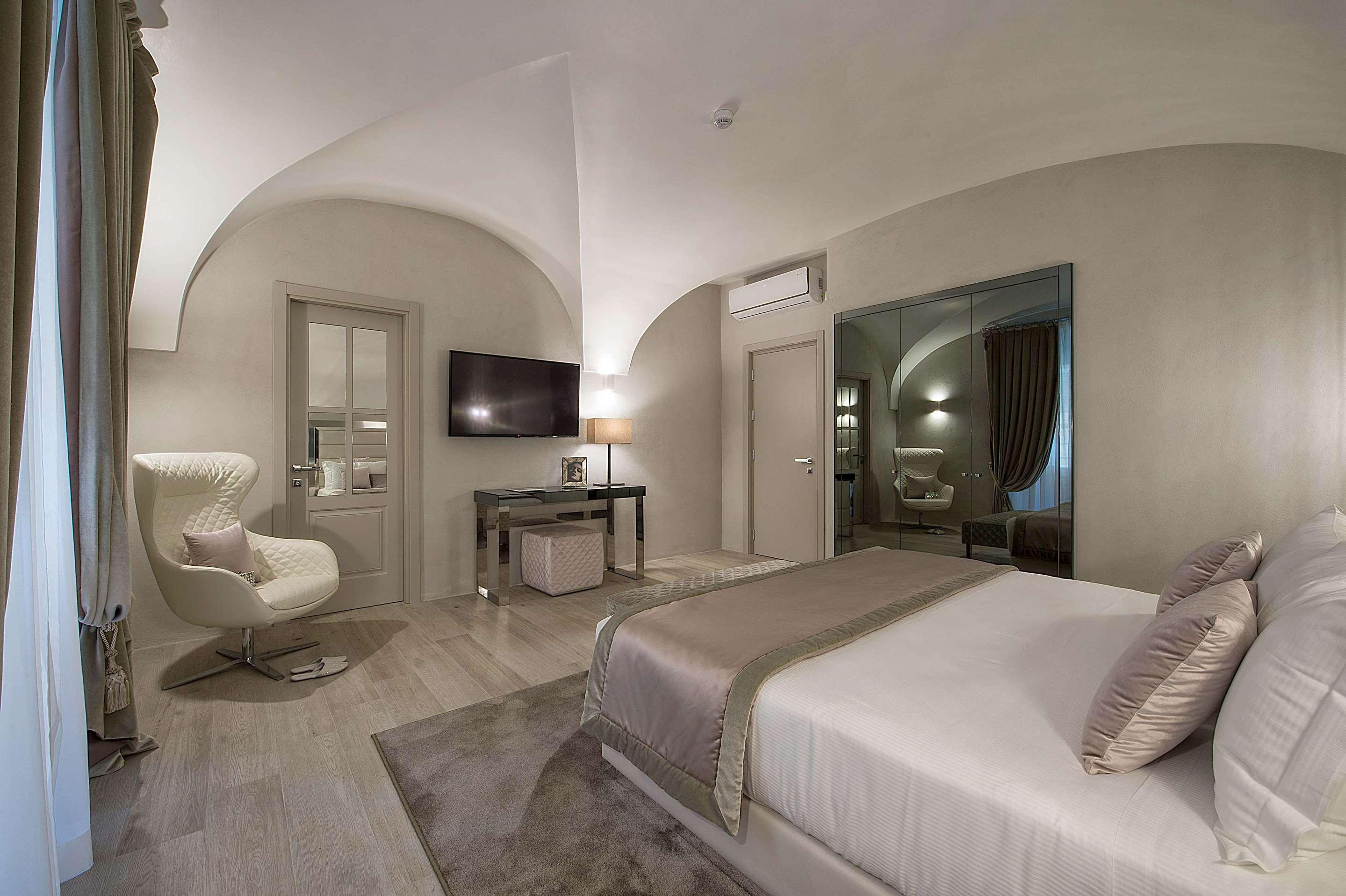 ice-143369-72108853_3XL-672544 Terrace Pantheon Relais