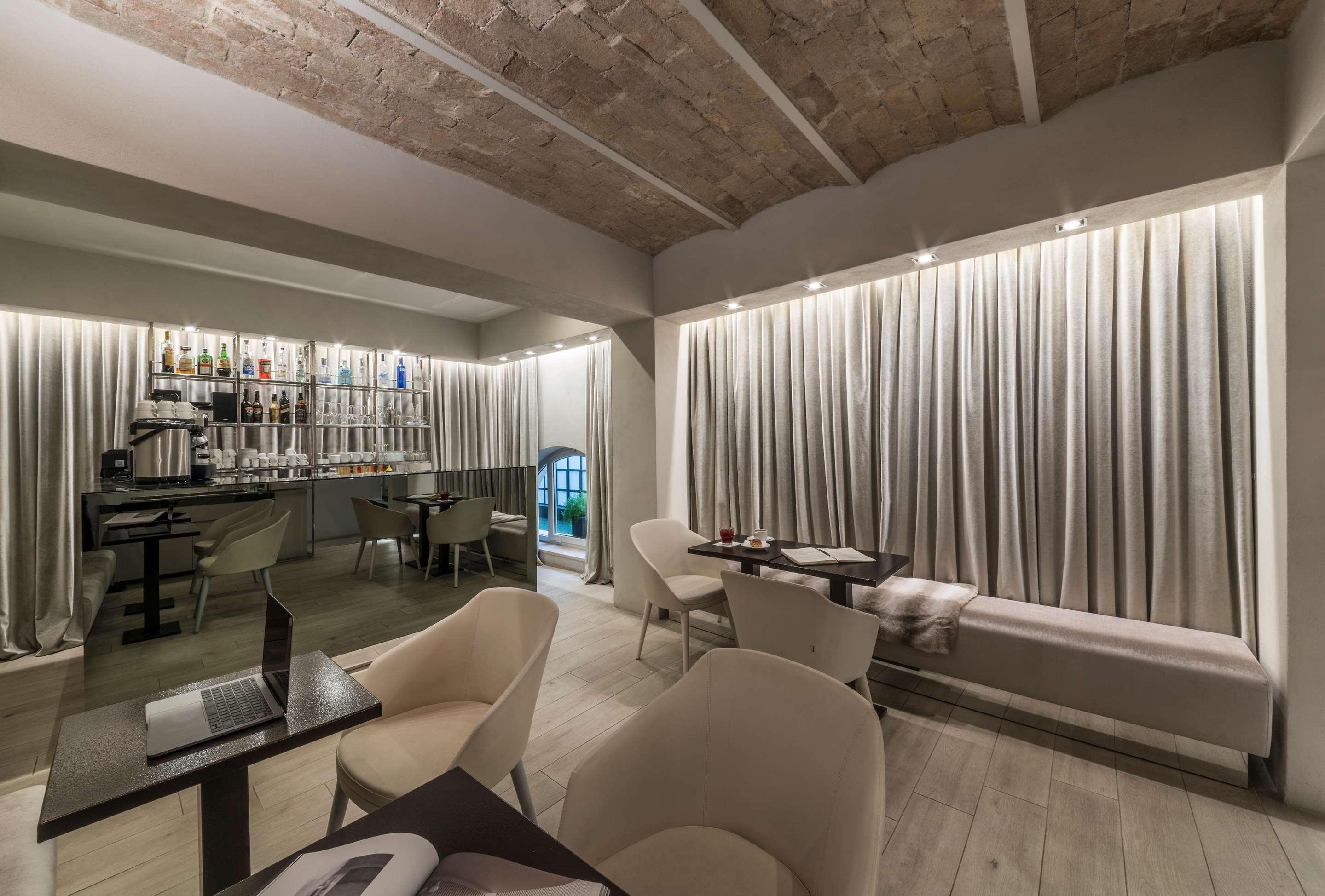 ice-143369-72108857_3XL-846113 Terrace Pantheon Relais
