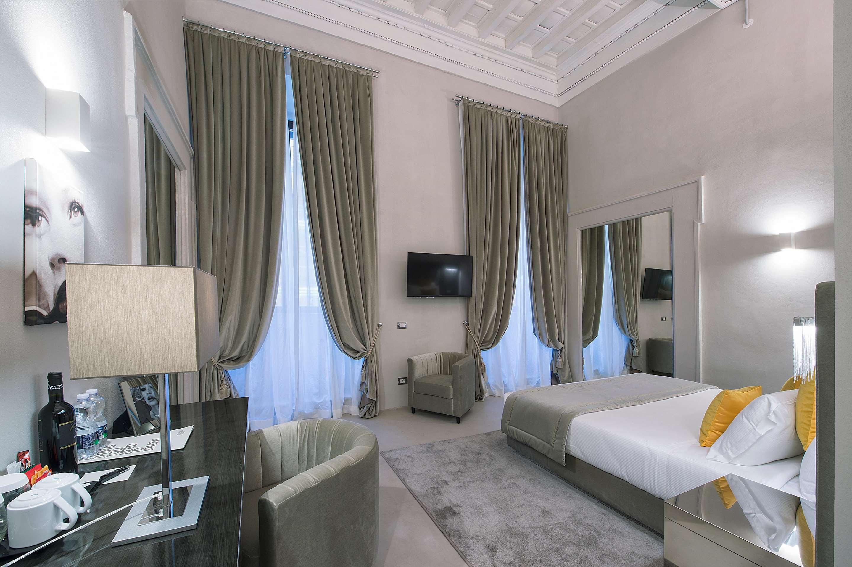 ice-143369-72108925_3XL-572454 Terrace Pantheon Relais