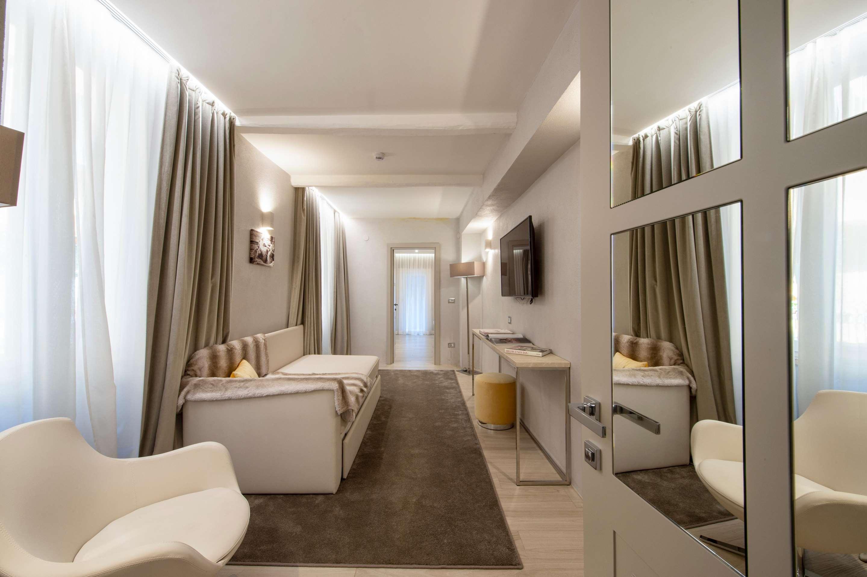 ice-143369-72108983_3XL-970295 Terrace Pantheon Relais