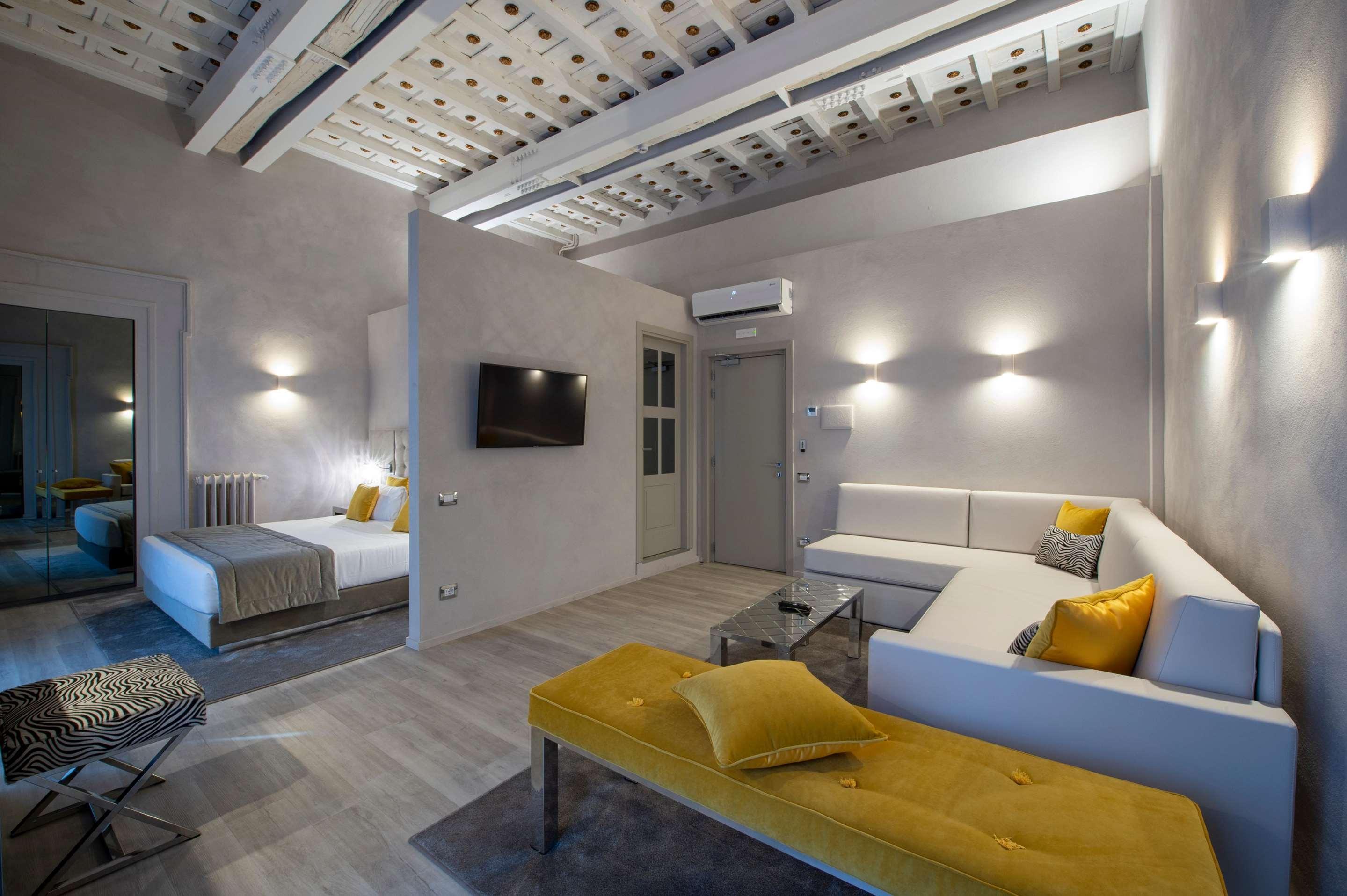 ice-143369-72108993_3XL-267800 Terrace Pantheon Relais