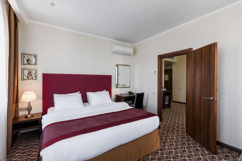 sembo-2857953-ec22bf-383917 Raymond Hotel