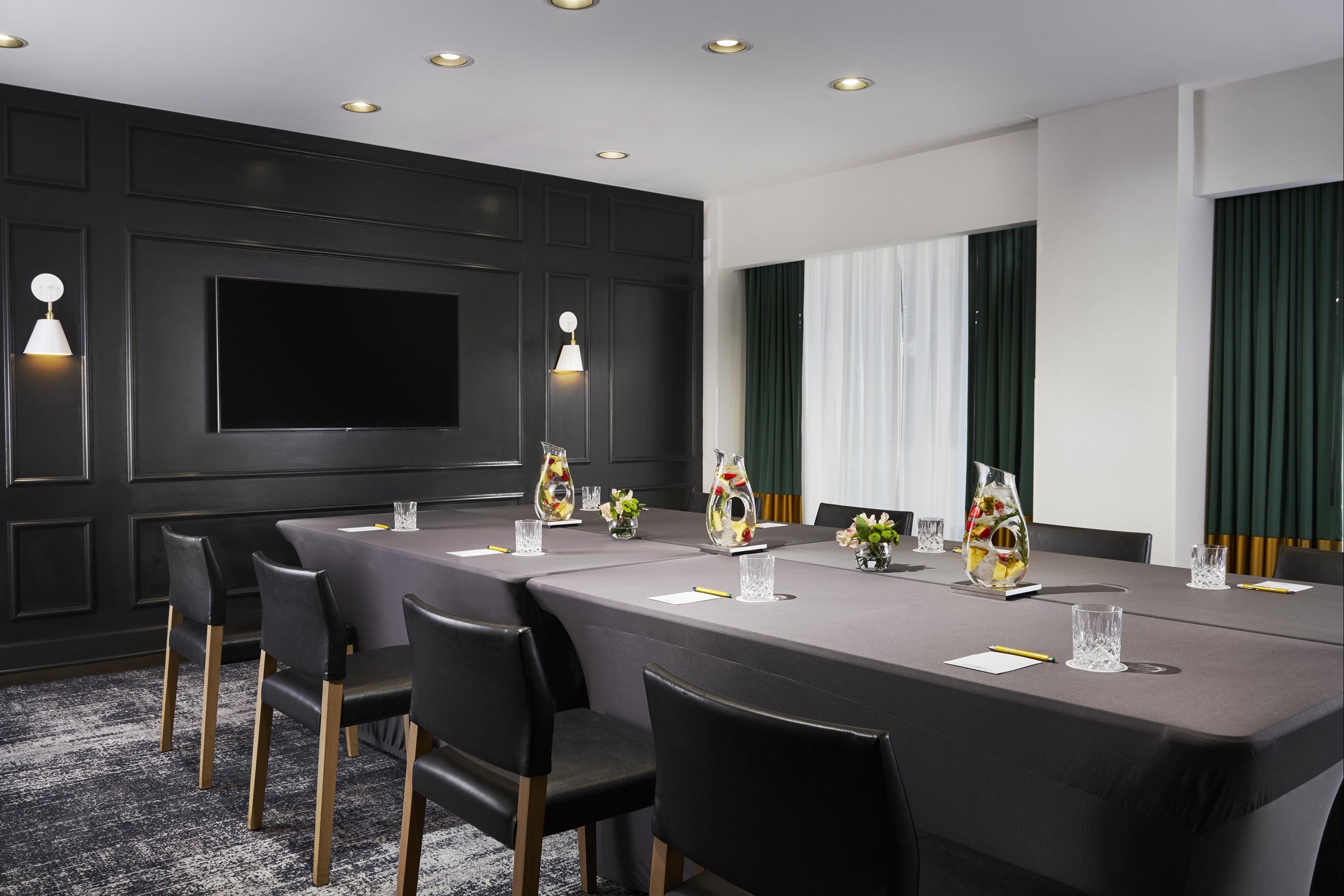 Staypineapple, An Iconic Hotel, The Loop 134 (̶2̶6̶0̶). Chicago Hotel