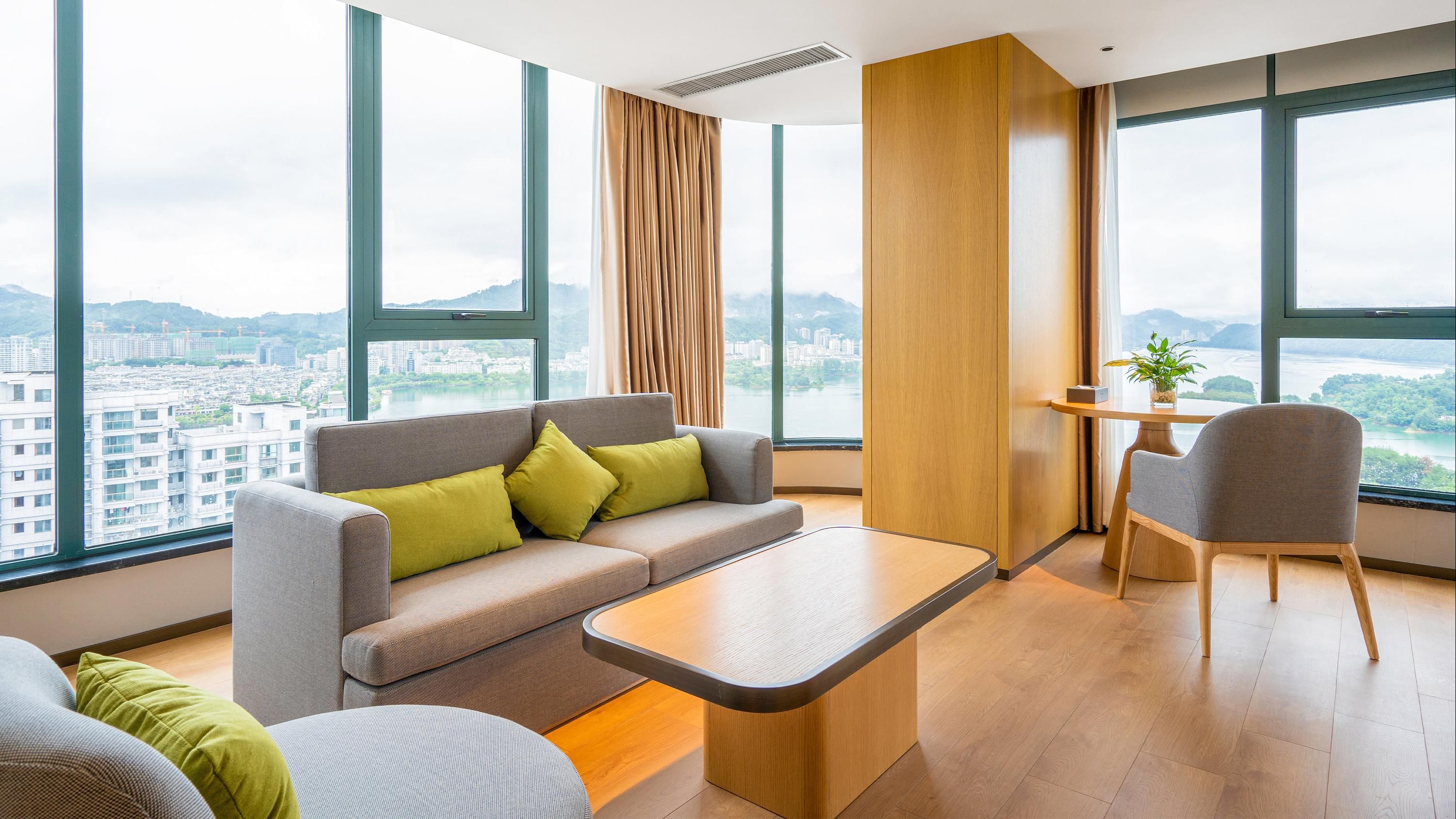 Holiday Inn One Thousand Island Lake