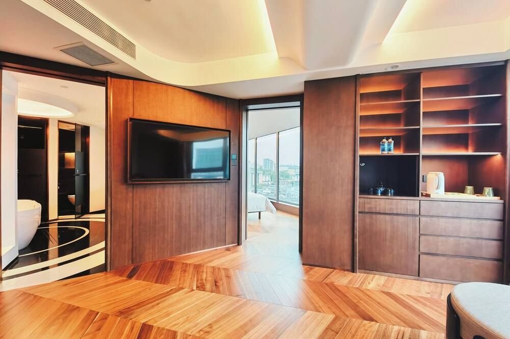 Purple Horse Hotel &beijing Hutong Designer Boutique Garden Hotel&french Window&close To The Forbidden City&tian'anmen&wangfujing&nanluogu Lane&lama Temple&360-Degree Viewing Terrace Bar&roof Swimming Pool&private Bathtub&laundry&gym&family Suite