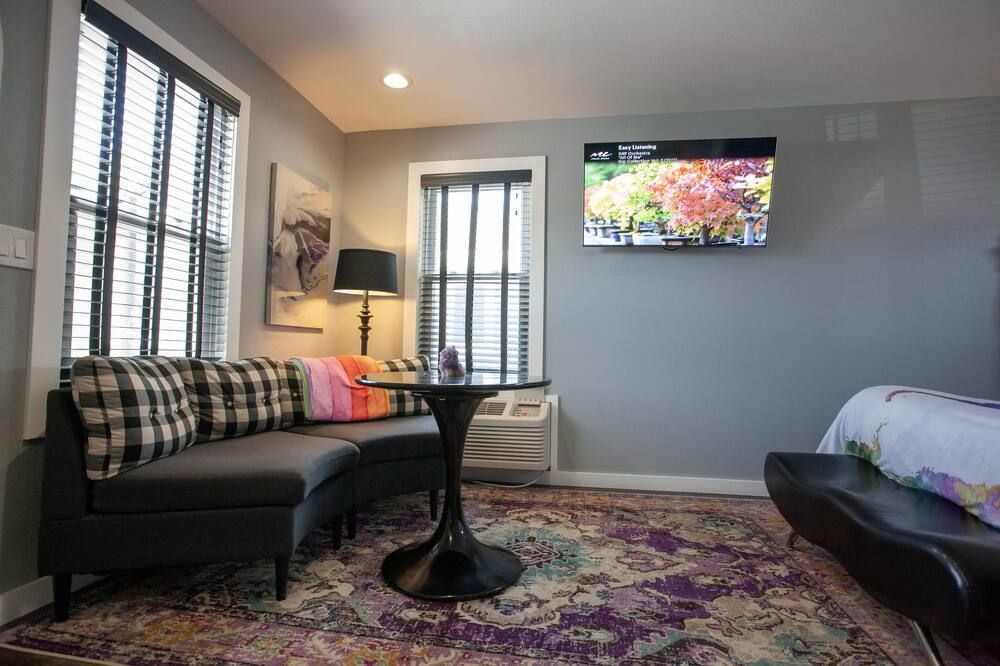 EO Bungalows, Black Hills