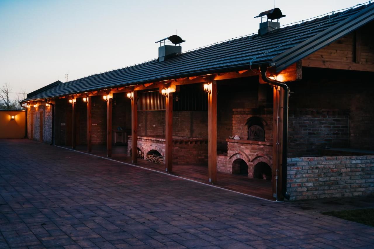 Pansion Mihića dvori