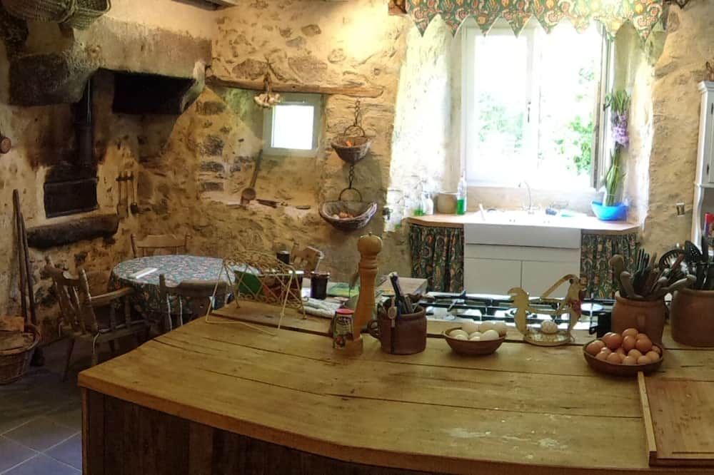 B&B in an old fortified French farm + basic camping offered Poitou-Charentes - La Forêt-de-Tessé visuel 4/5