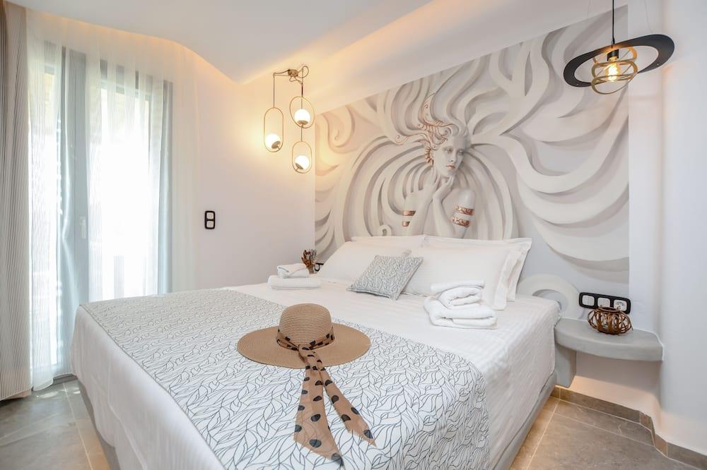Ariadne - Naxos Pantheon Luxury Apartments with outdoor jacuzzi