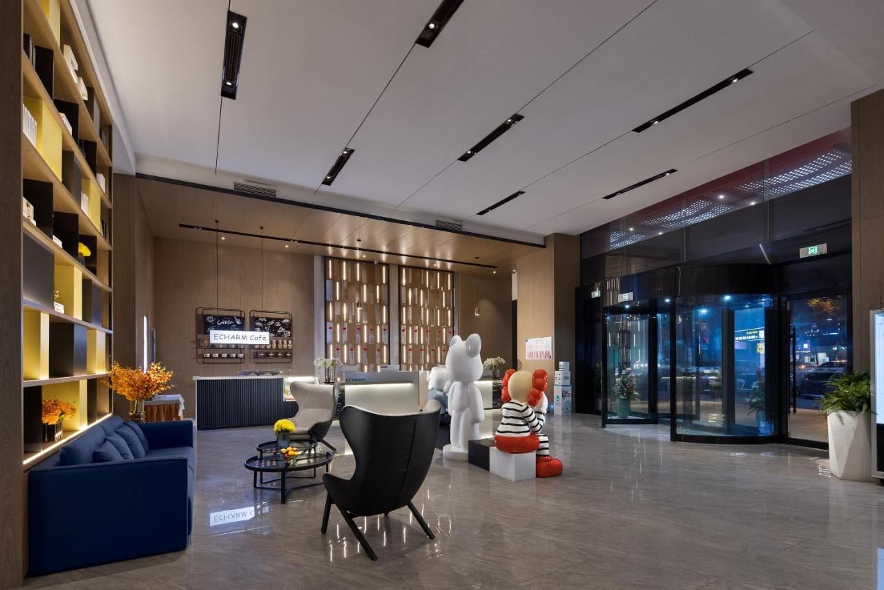 Anya Hotel -Next to Jiefang West Bar Street 2 minutes to the subway station free coffee free laundry free gym, huge windows