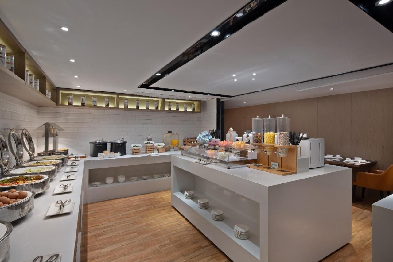 Anya Hotel -Next to Jiefang West Bar Street 2 minutes to the subway station free coffee free laundry free gym, huge windows