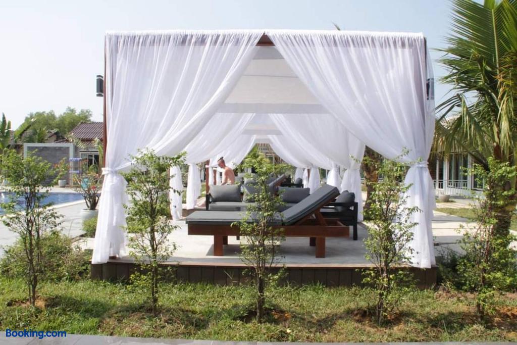 booking-2256125-502049061-396669 Twin Palms Resort