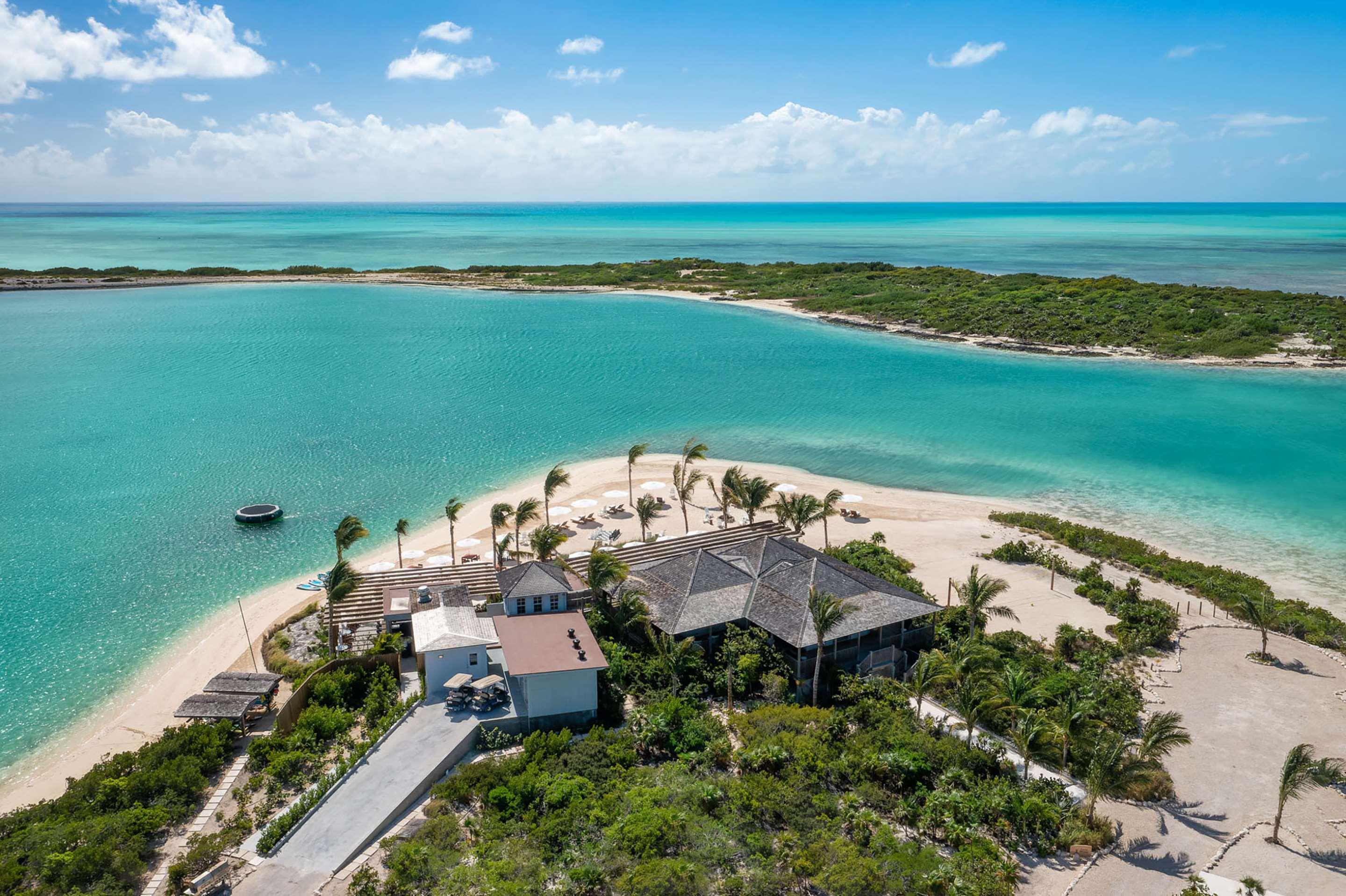 ice-4592231-107641808-323148 The Ambergis Cay
