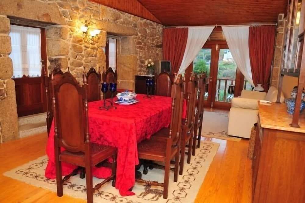 Rural house (full rent), 3 Bedrooms, 4 WC, 6 adults + 2 children Noorden - Armamar visuel 4/5 Rural house (full rent), 3 Bedrooms, 4 WC, 6 adults + 2 children Noorden - Armamar visuel 4/5