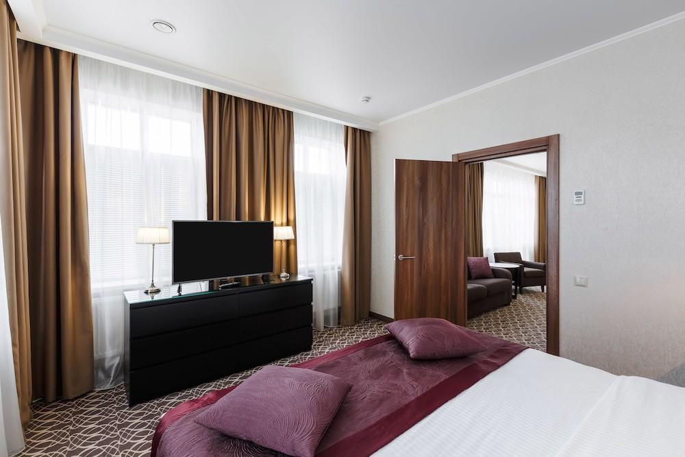 sembo-2857953-d88a41-121417 Raymond Hotel