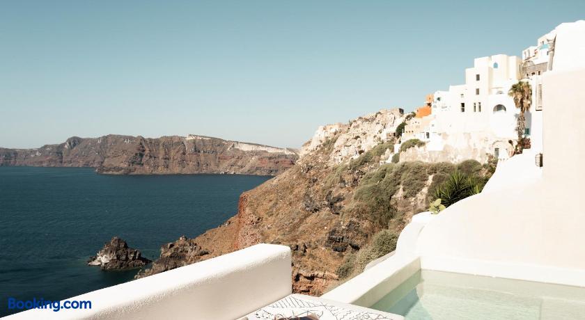 booking-1070793944-265093336-878135 Armenaki Santorini