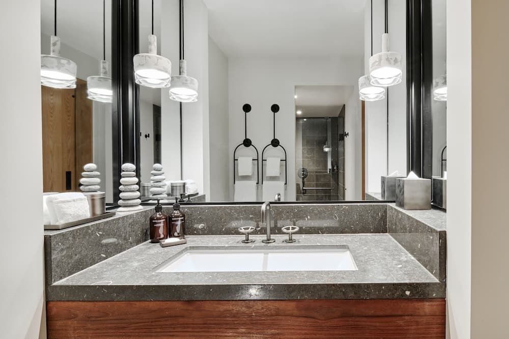 The Cloudveil, Autograph Collection