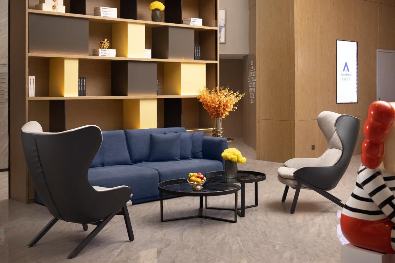 Anya Hotel -Next to Jiefang West Bar Street 2 minutes to the subway station free coffee free laundry free gym, huge windows