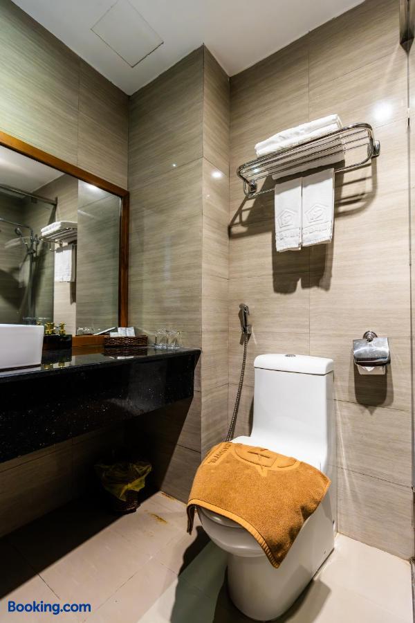 booking-1070875012-591992096-938929 Golden Sun Apartment by New Sky Travel