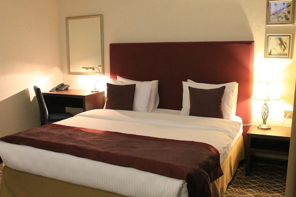 sembo-2857953-445f77-042800 Raymond Hotel