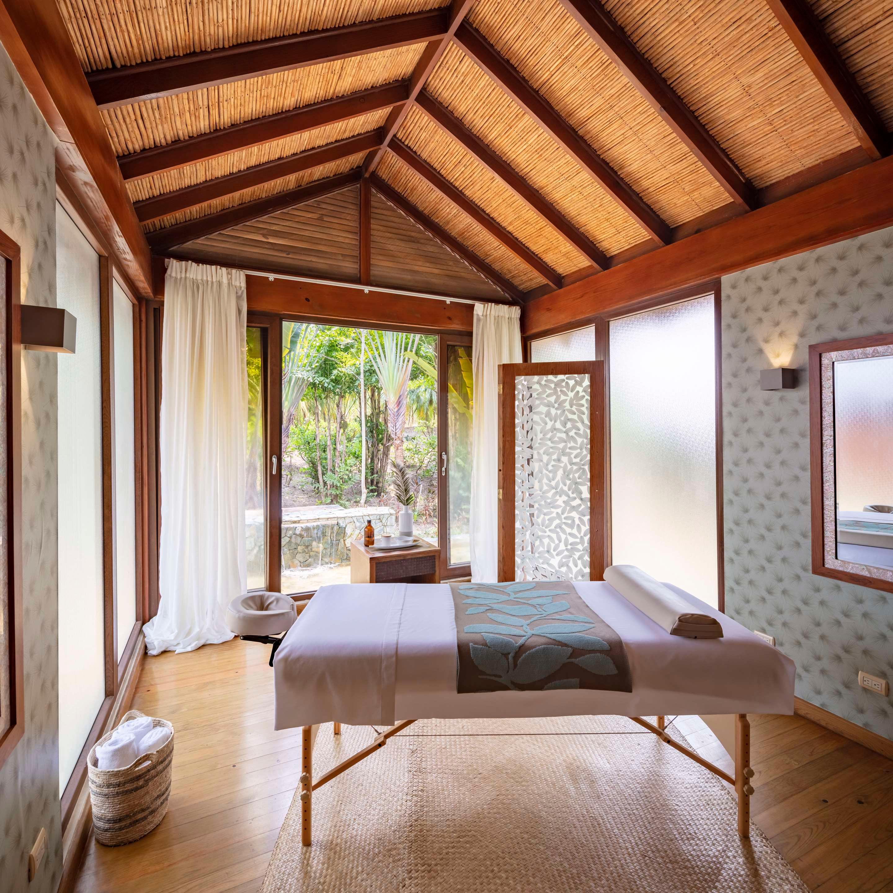 ice-2058707-108234640-122539 Indura Beach & Golf Resort Curio Collection By Hilton