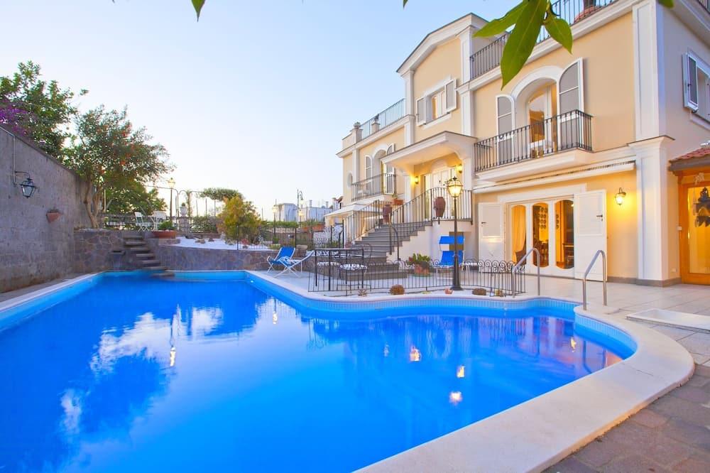 Centrally located villa with private pool and air-con, wi-fi for up to 14 people Campanië - Glimlach visuel 4/5