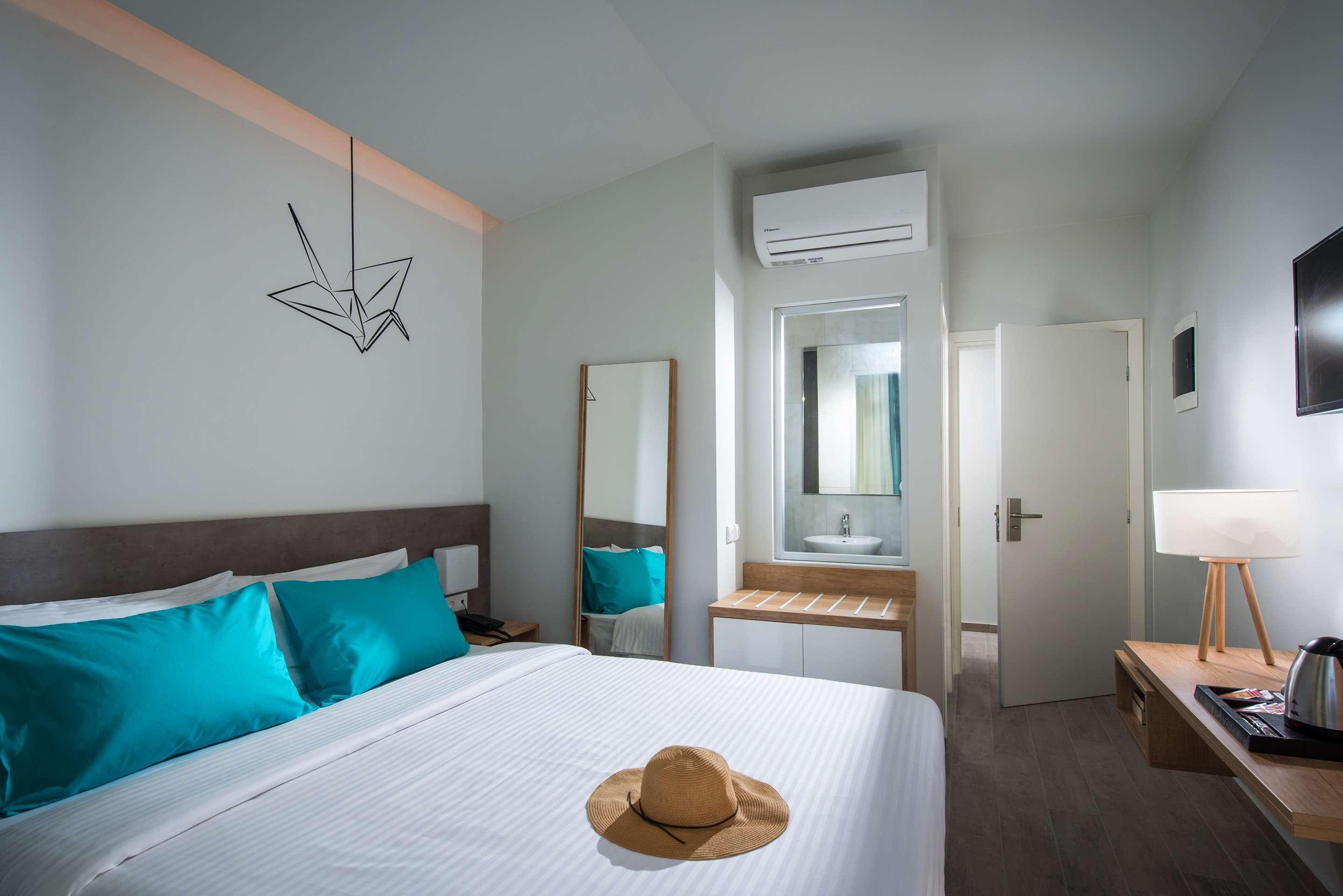 ice-4288209-04b5b2-653040 Paralos Lifestyle Beach