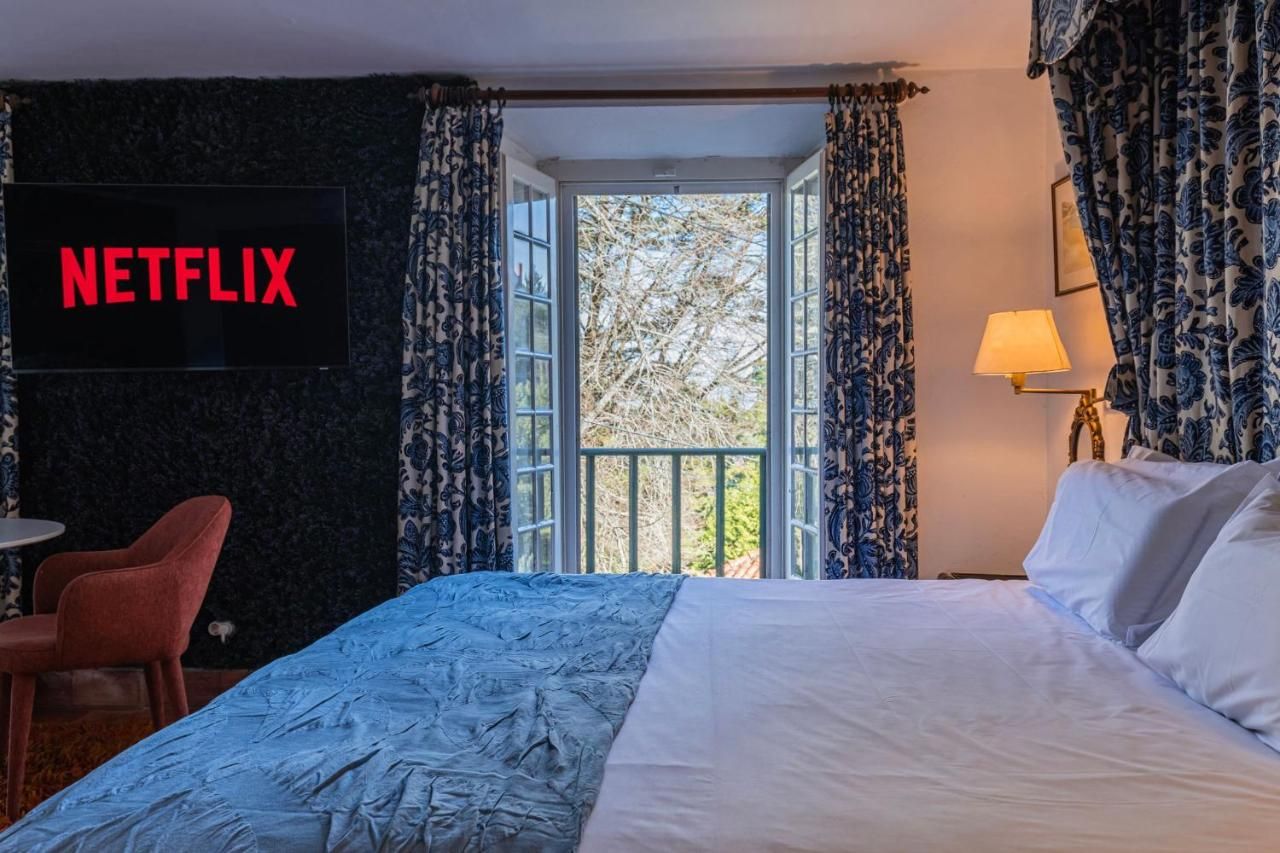 Sintra WOW - Unique double Smart Room in 17th century Palace! Hot tub, Snooker, BBQ, PS5, Sauna, Gym