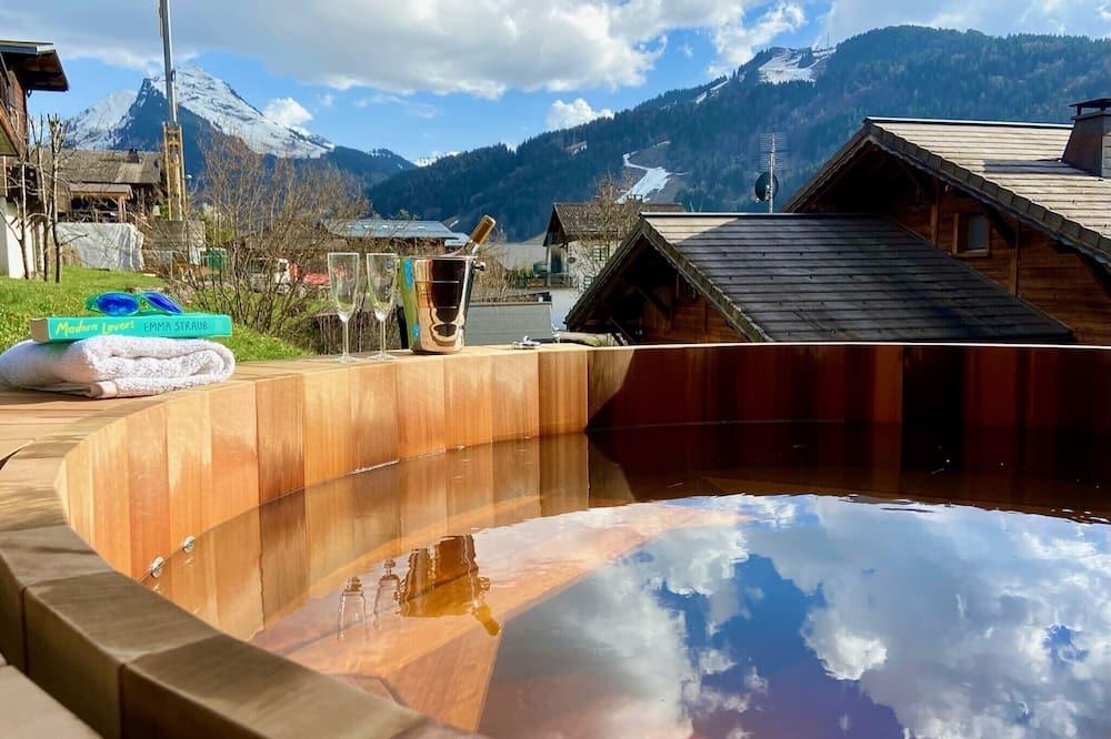 Luxury Chalet Morzine with panoramic views, 5 ensuite bedrooms and cedar hot tub Rhône-Alpes - Maandion visuel 3/5 Luxury Chalet Morzine with panoramic views, 5 ensuite bedrooms and cedar hot tub Rhône-Alpes - Maandion visuel 3/5