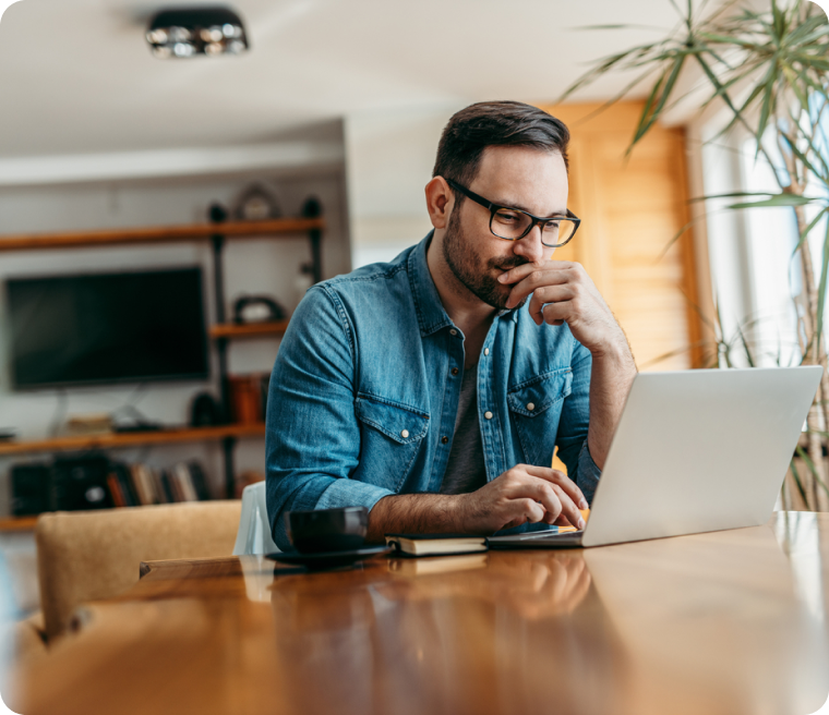 Hotelmanager die resultaten analyseert op een laptop