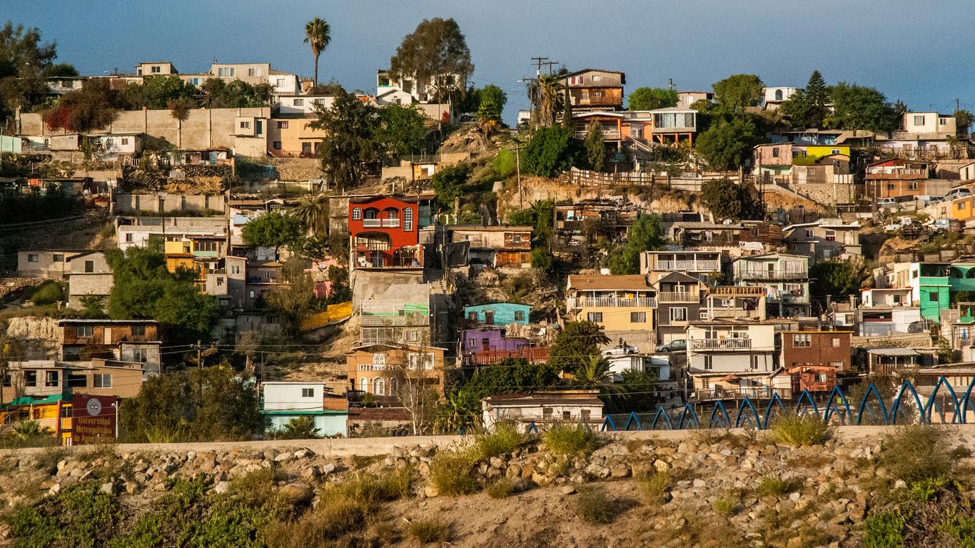 ¿Qué tan lejos está Monterrey de Tijuana en avion