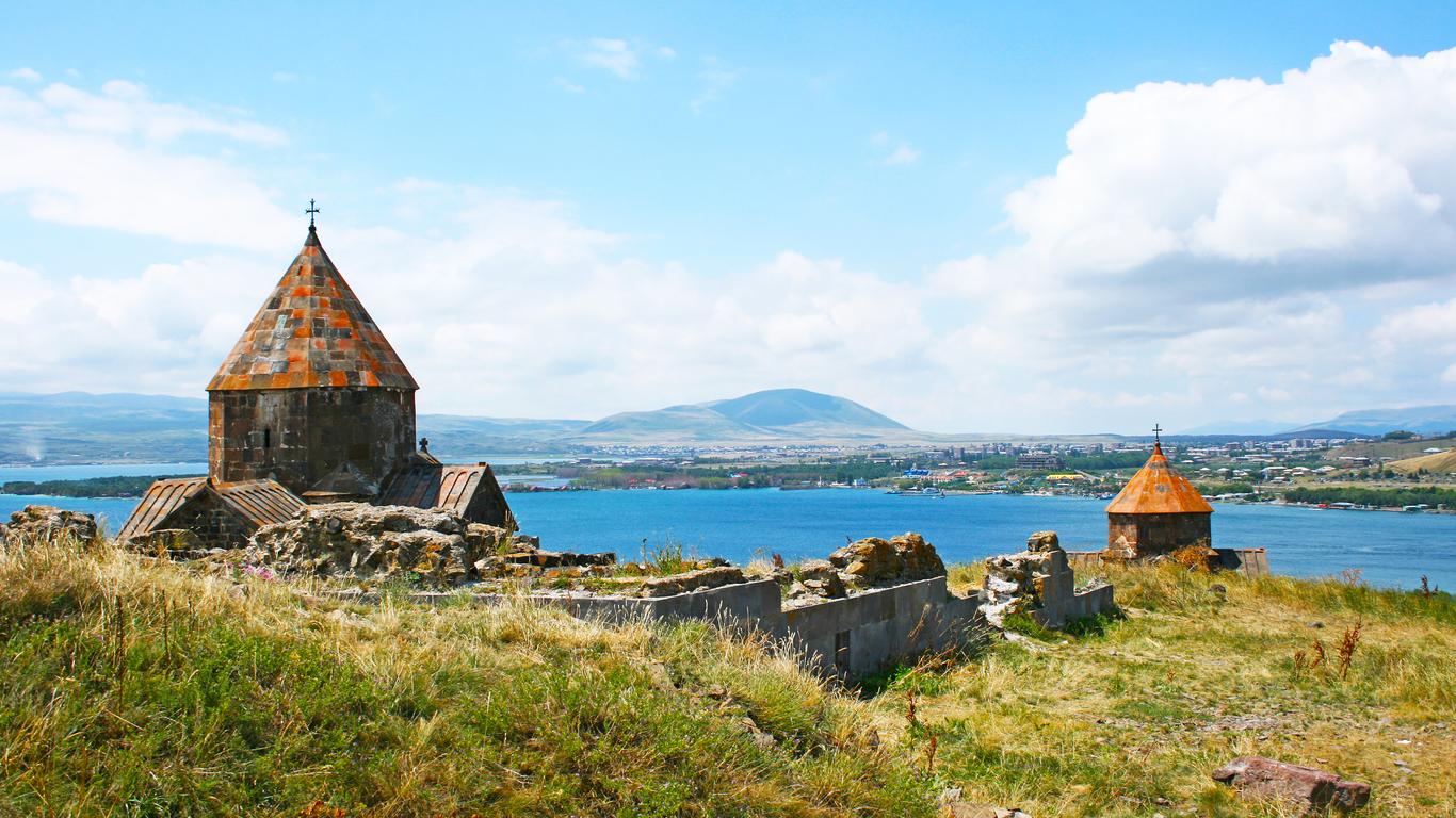 Озеро Севан. Монастырь Севанаванк. Город Севан Армения. Озеро Севан камни.