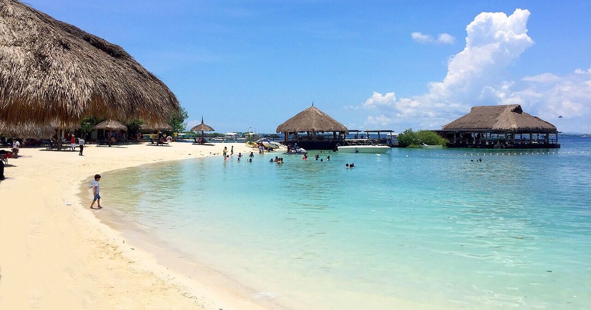 CẢNH QUAN BÊN NGOÀI SÂN BAY CEBU VÀO BAN ĐÊM VỚI ÁNH ĐÈN RỰC RỠ VÀ KHU VỰC ĐÓN KHÁCH