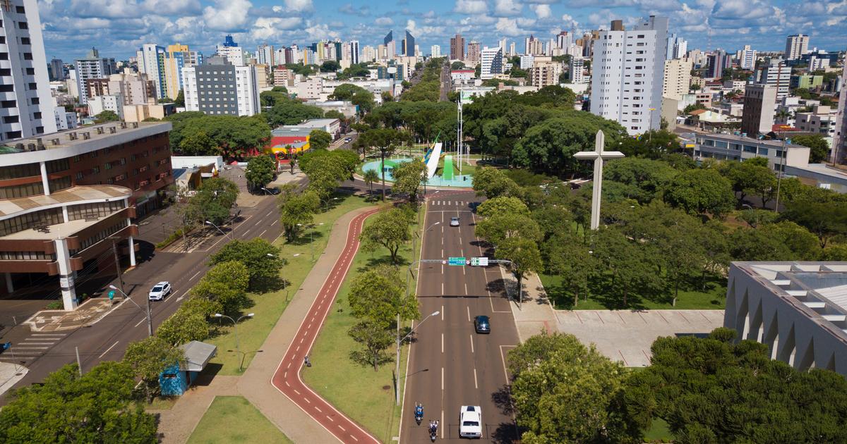 Avião pousa no Aeroporto de Cascavel nesta tarde de quinta-feira (15)