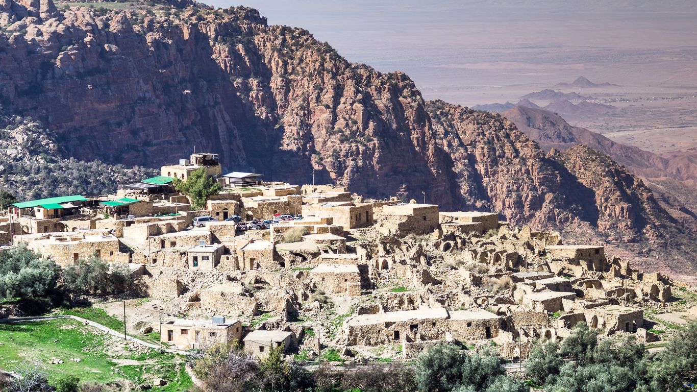 Hotels in Ḑānā