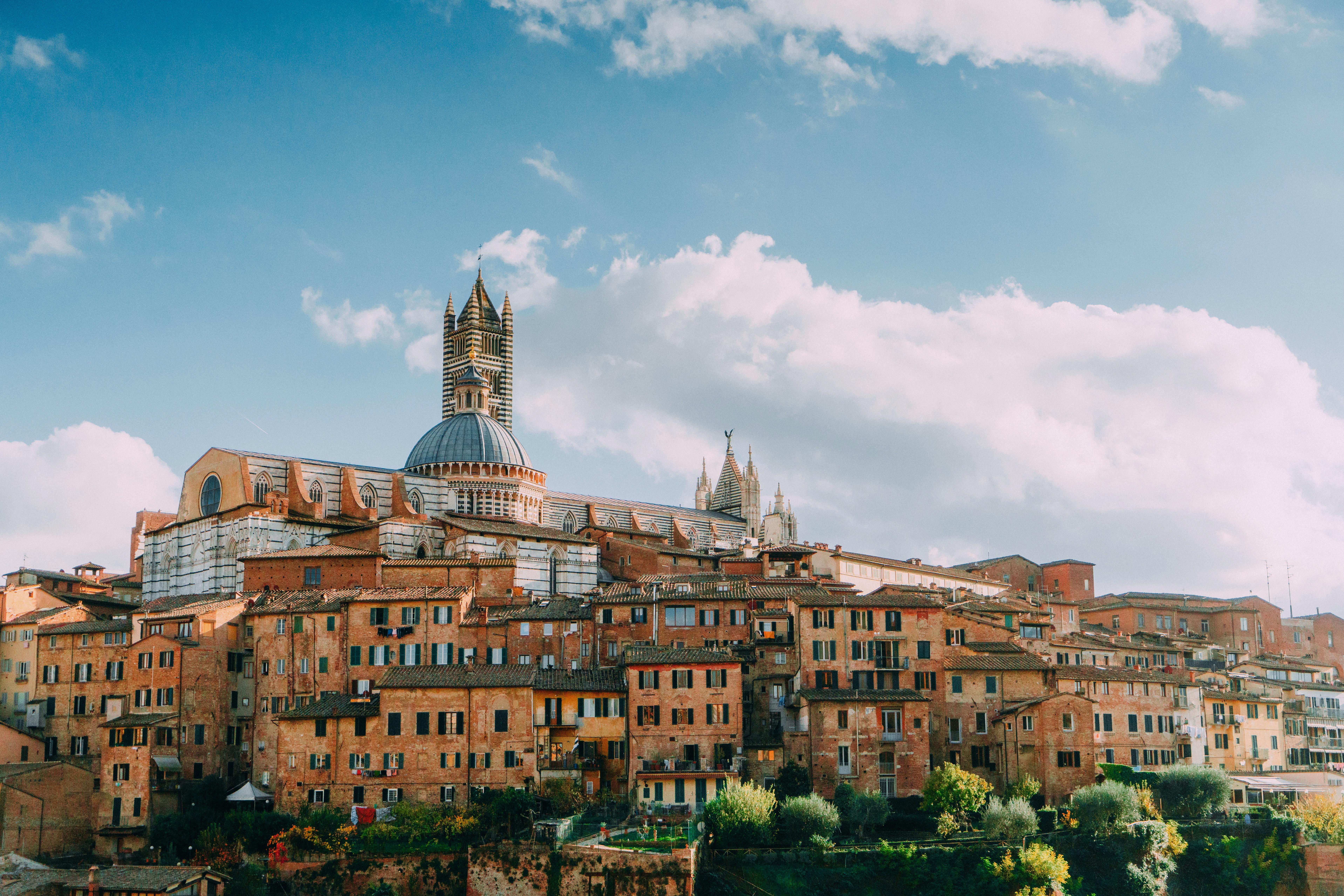 Auto a noleggio Europcar a Siena da 47 al giorno KAYAK