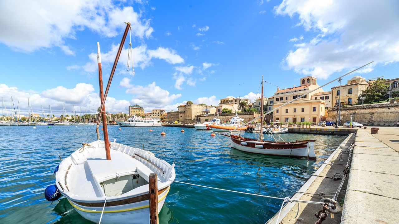 Noleggio auto a Aeroporto di AlgheroFertilia da 12 € al giorno KAYAK