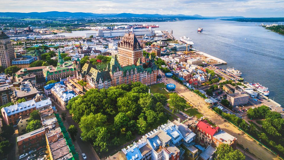 ควิเบก Quebec (YQB) - สถานะเที่ยวบิน แผนที่ และอีกมากมาย | KAYAK