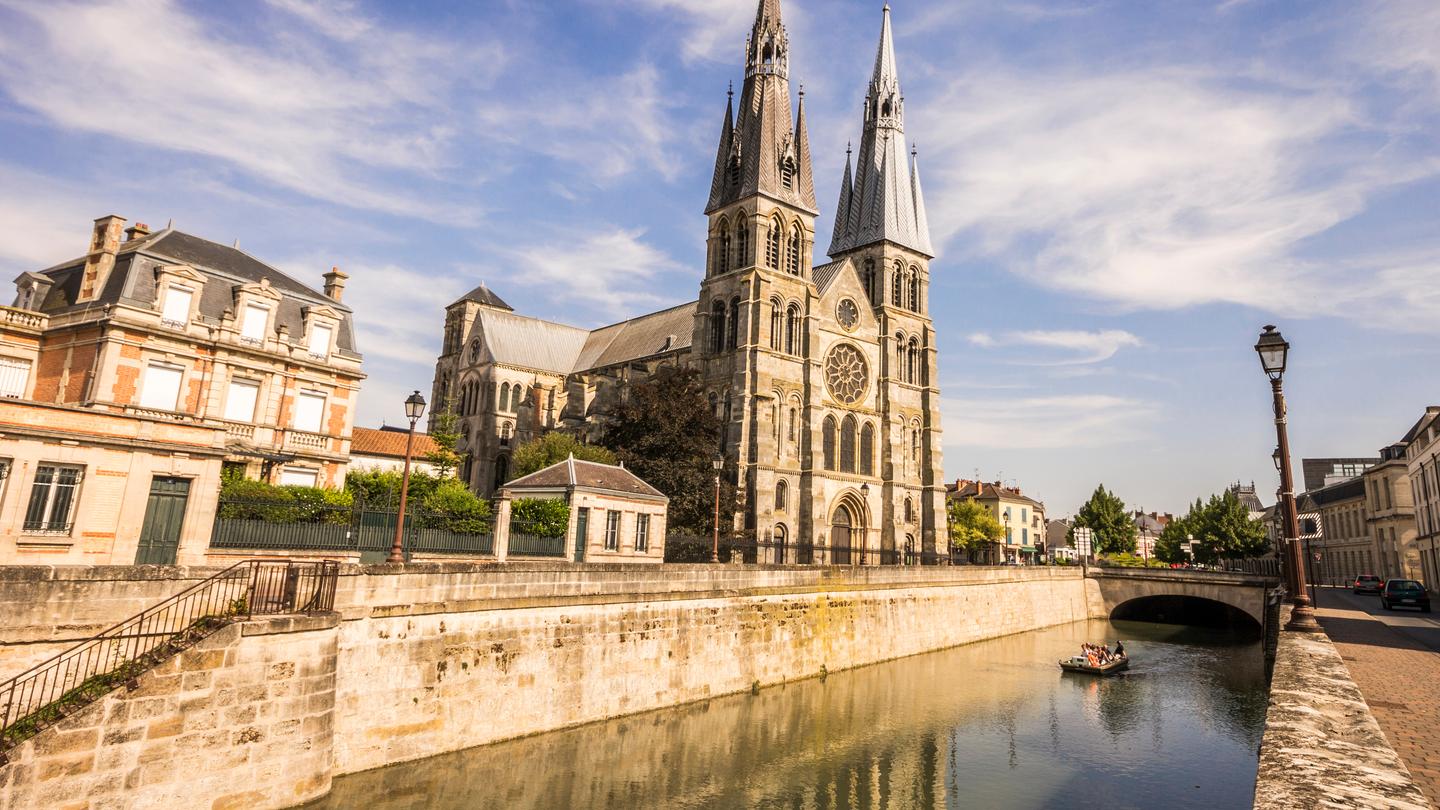 Hotels in ChâlonsenChampagne vanaf €49 Vind goedkope hotels met momondo