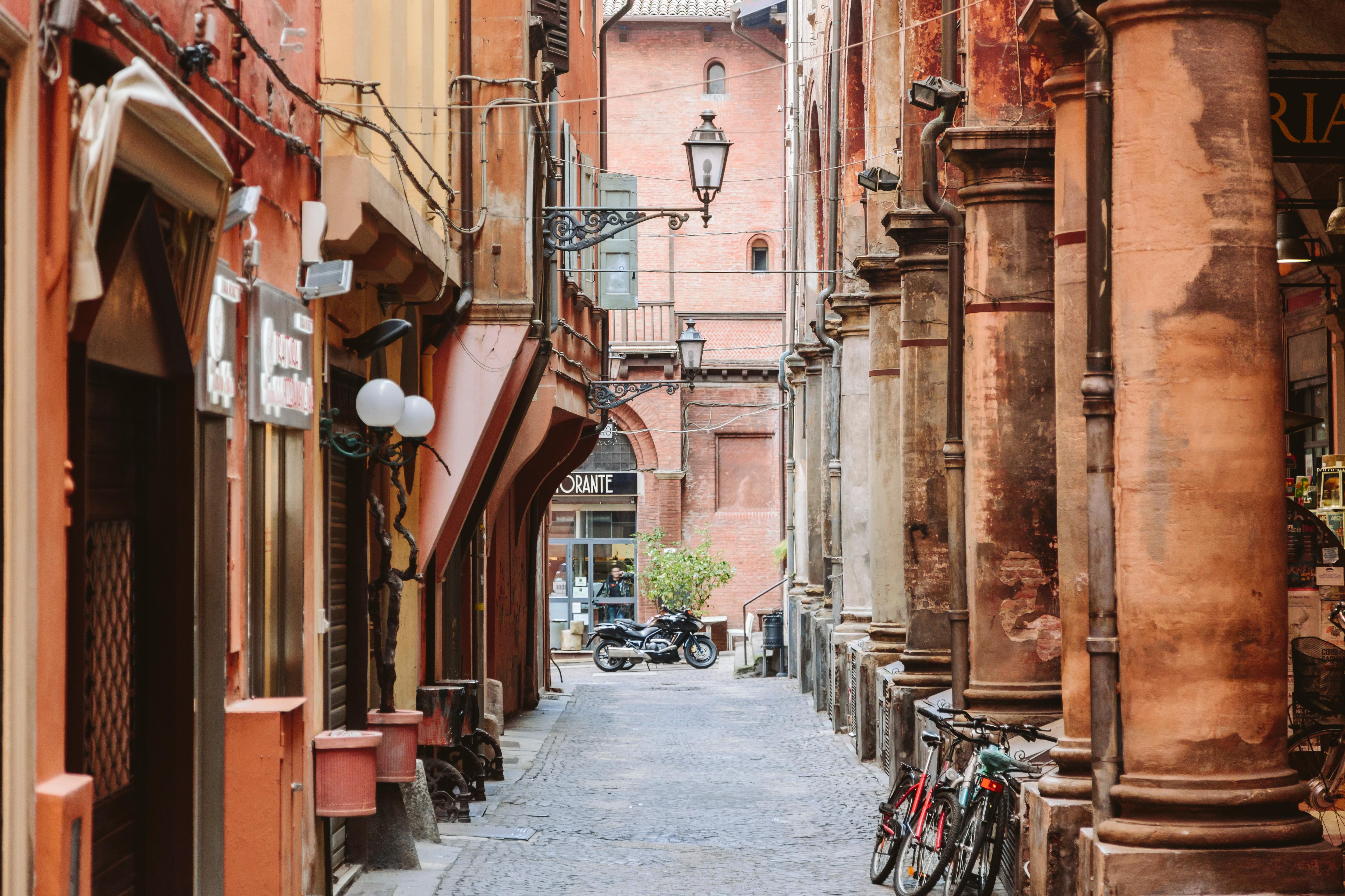 The leaning tower of Bologna closes amid settlement concerns |  Geoengineer.org