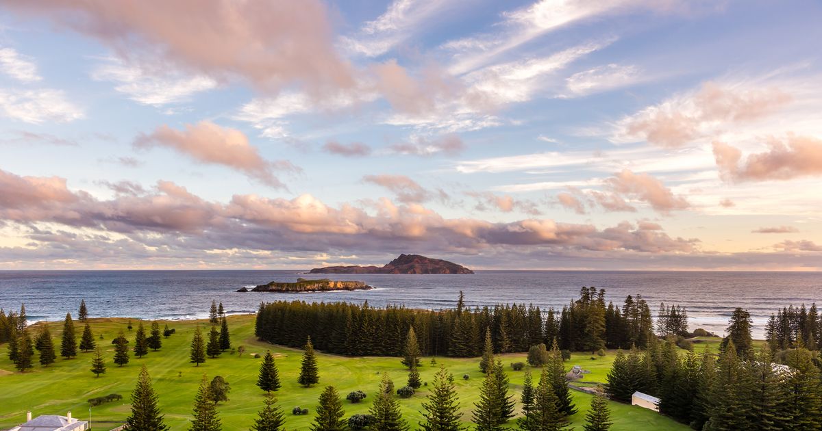 $466+ Qantas Airways flights from Australia to Norfolk Island ...