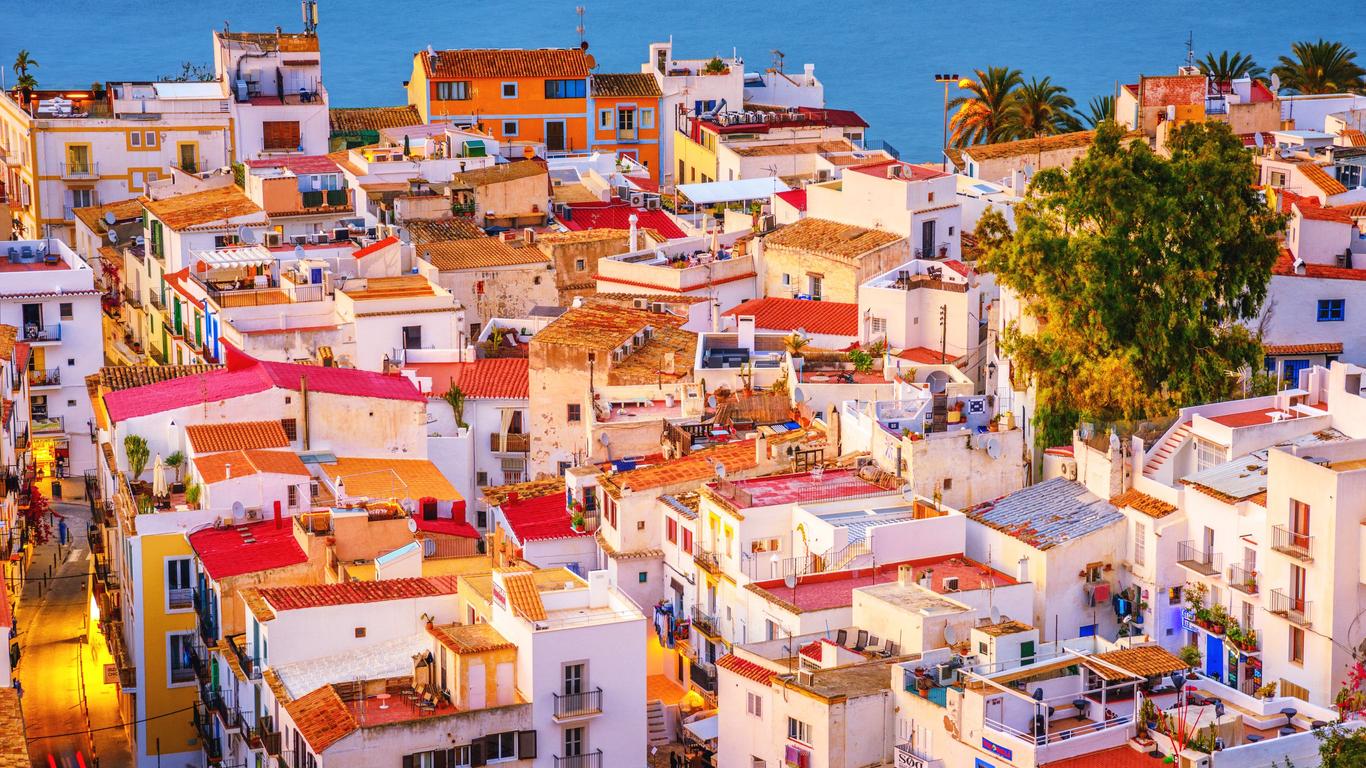 Hôtels à Ibiza pas chers à partir de 54 €/nuit - KAYAK