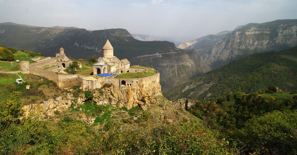 Татев. Татев собор. Армения курорт Tatev. Монастырь Татев издалека. Тур Армения Татев.