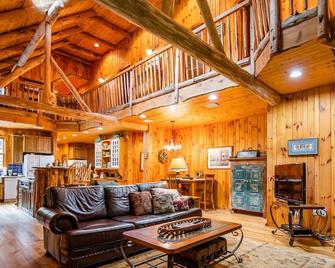 Just bring your family and relax at 'Glen Eagles Lodge' in Eagles Mere - Eagles Mere - Sala de estar