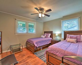 Charlotte Area Home w/ Patio - 6 Miles to Downtown - Charlotte - Oturma odası