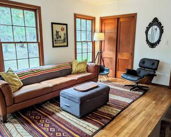 Private Hill Country 1940s Bungalow - Driftwood - Living room